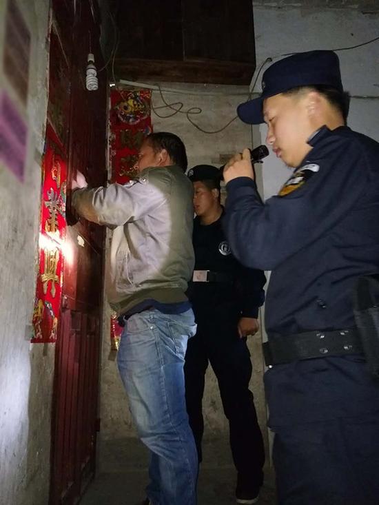 安龙配汽车钥匙粗心妈妈误将幼女锁家中 民警全城寻开锁师傅开门